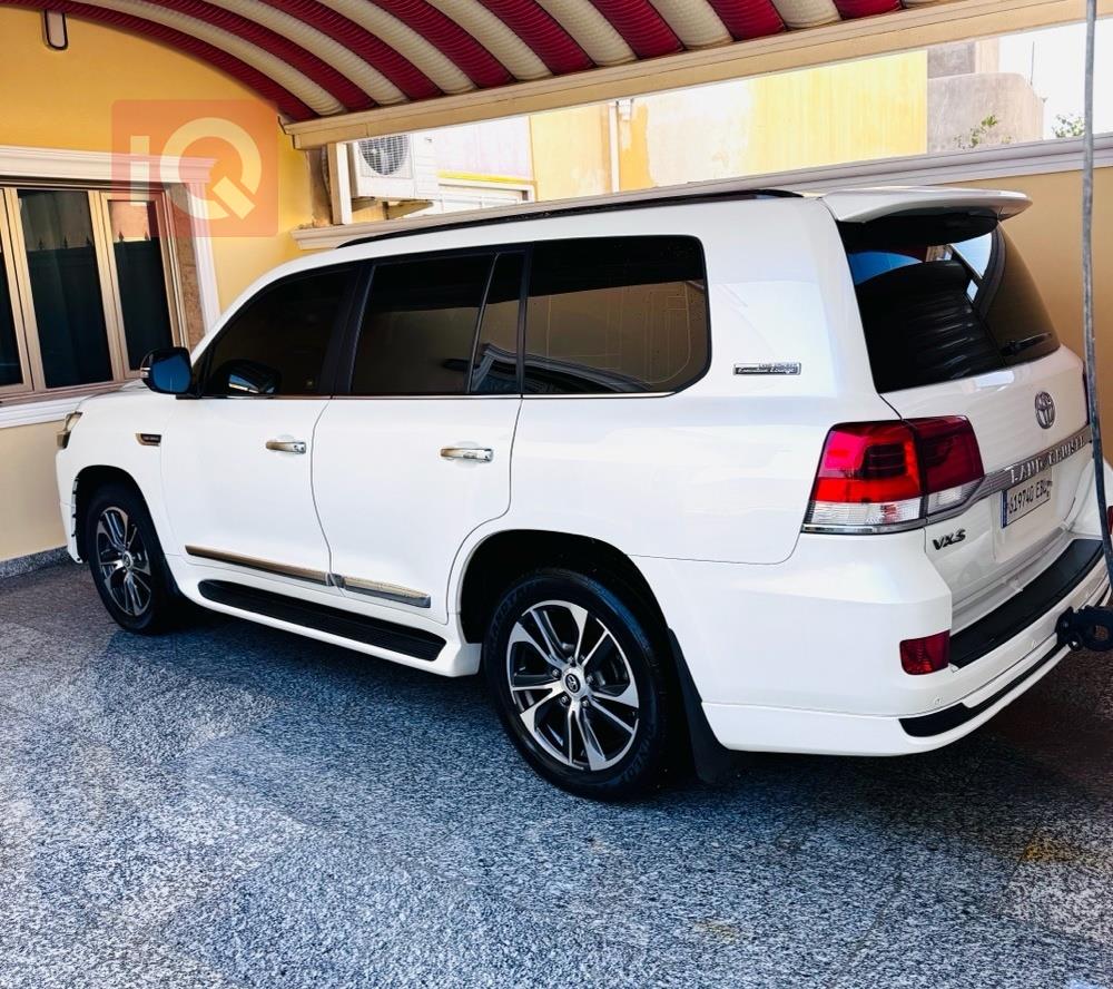 تۆیۆتا لاند کروزەر